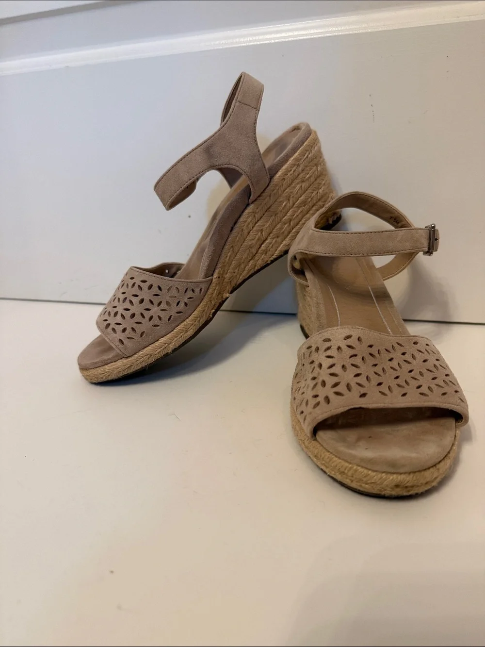 VIONIC SHOES SANDALS WEDGE STRAPS BUCKLES TAN SUEDE SIZE 7.5